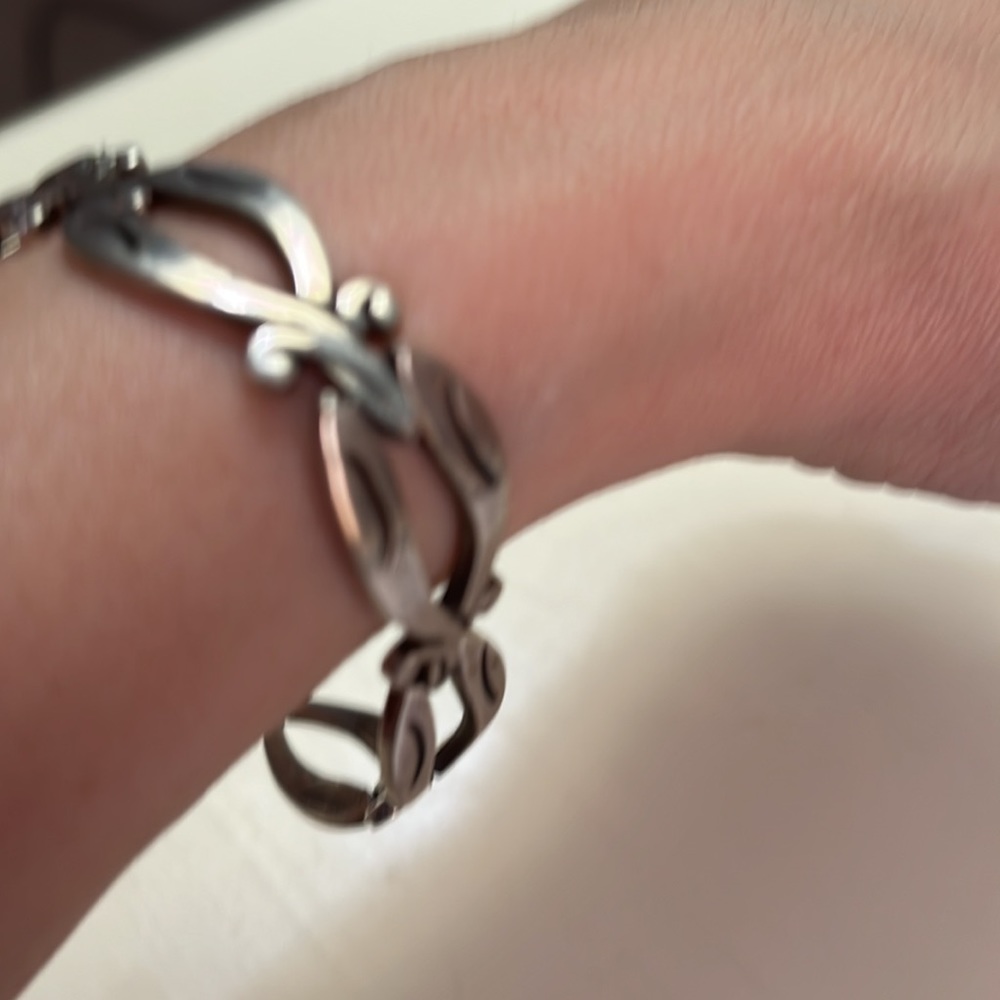 Br13. Silver colored bracelet with clasp. - Picture 2 of 3